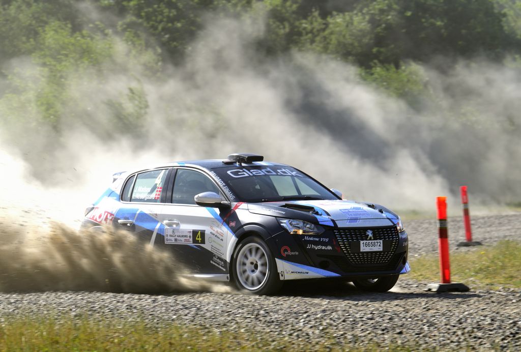 Jacob Leutenberger Madsen kørte sin tohjulstrukne rallybil ind på en tredjeplads af alle i Rally Aalborg for nylig. Dermed er han nu nr. 2 i Rallykørerpokalen, her hvor sommerferien så småt er i gang.
(Foto: Michael Eisenberg)